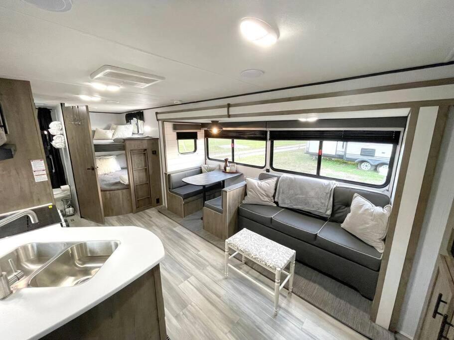 Rv Located On Private Property, Providing Access To The Guadalupe River, Accommodates Up To 5 Guests ニューブラウンフェルズ エクステリア 写真