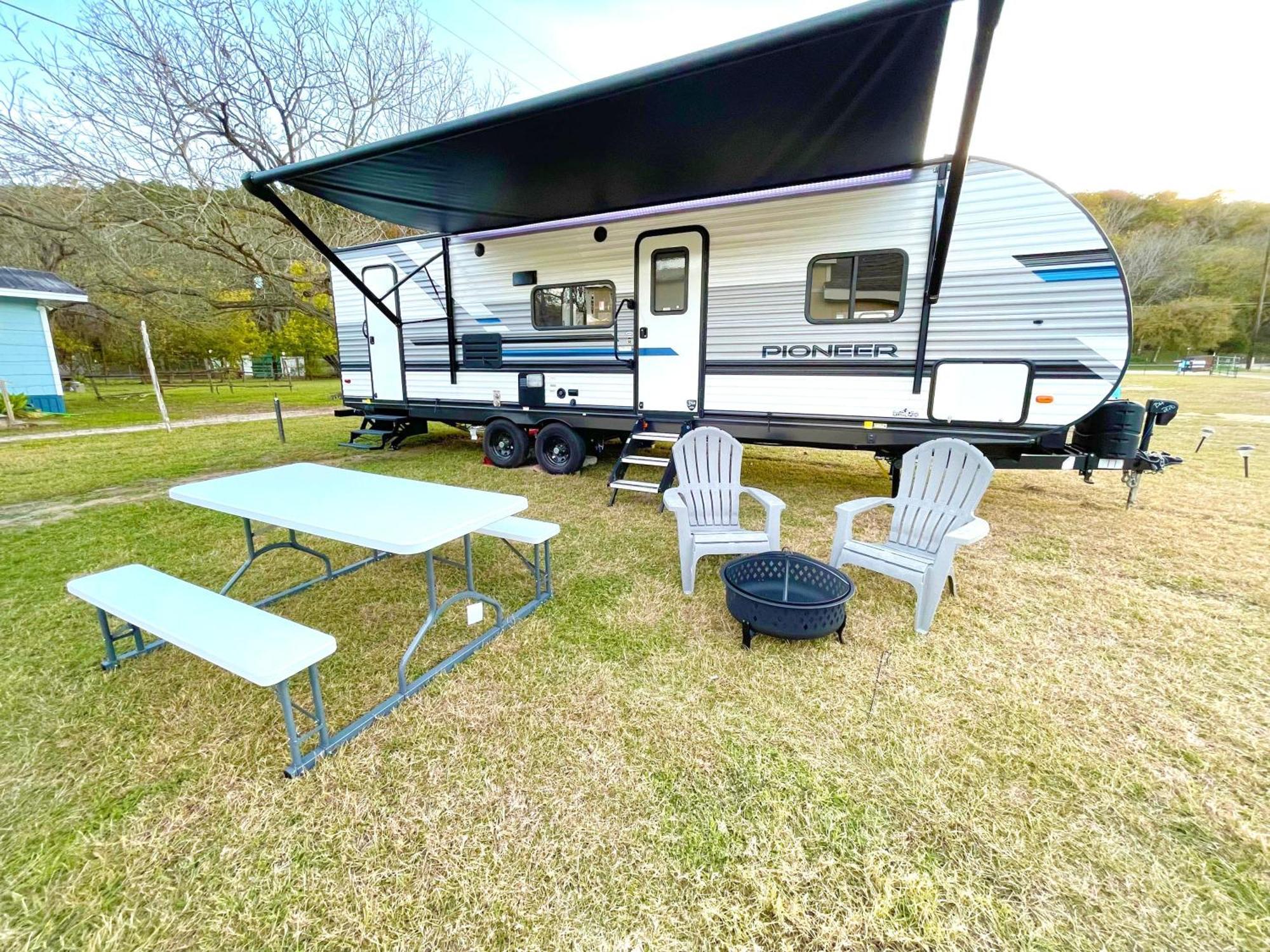 Rv Located On Private Property, Providing Access To The Guadalupe River, Accommodates Up To 5 Guests ニューブラウンフェルズ エクステリア 写真